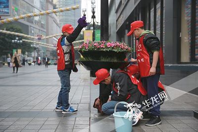 弘揚雷鋒精神 重慶市兒童愛心莊園孩子們走上街頭參與環衛保潔