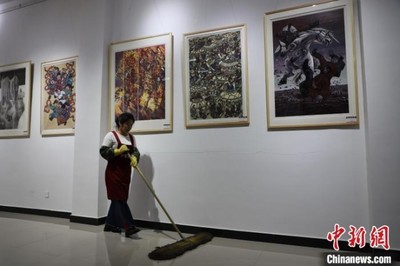 內蒙古保潔大姐10年"偷師"逆襲成版畫家